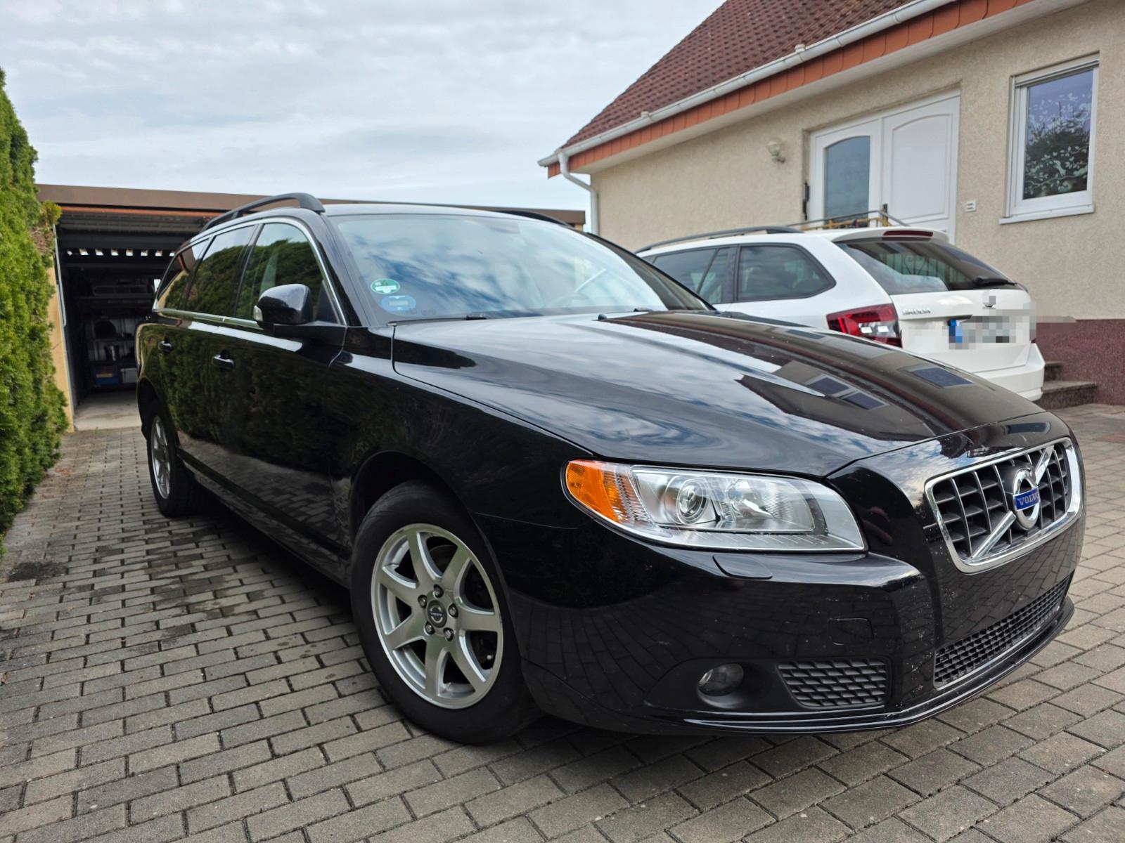 Volvo V70 2011 — rear view
