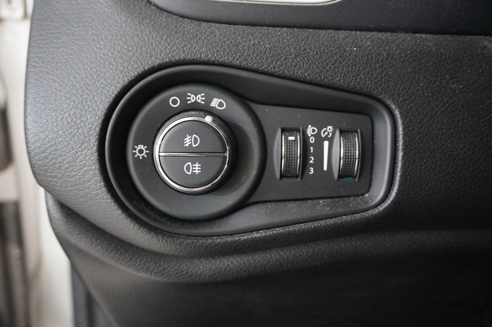 Fahrzeugabbildung Jeep Renegade 1.4T LIMITED KLIMA/SHZ/PDC/TEMP/AHK