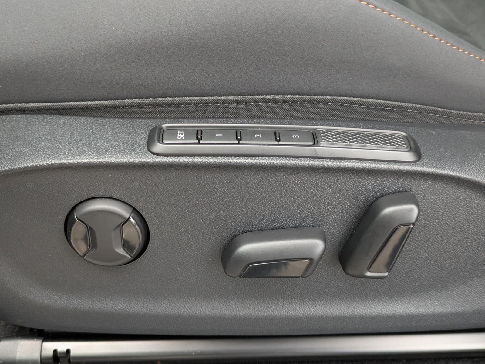 Fahrzeugabbildung CUPRA Terramar 1.5 eTSI 360°HUD*MATRIX*PANO*DCC*20"