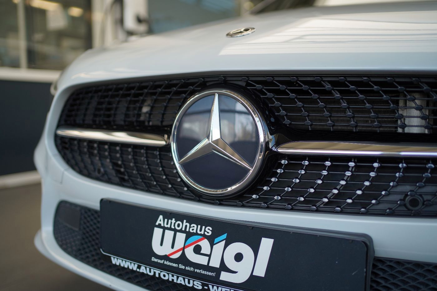 Fahrzeugabbildung Mercedes-Benz A 180 Automat Spurhalte-&Parkassist+Navi+AHK+LED