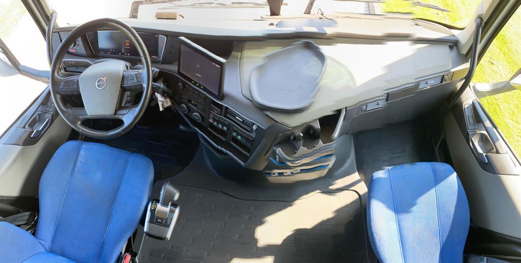 Volvo Vehicle Tractor 4x2 Low deck