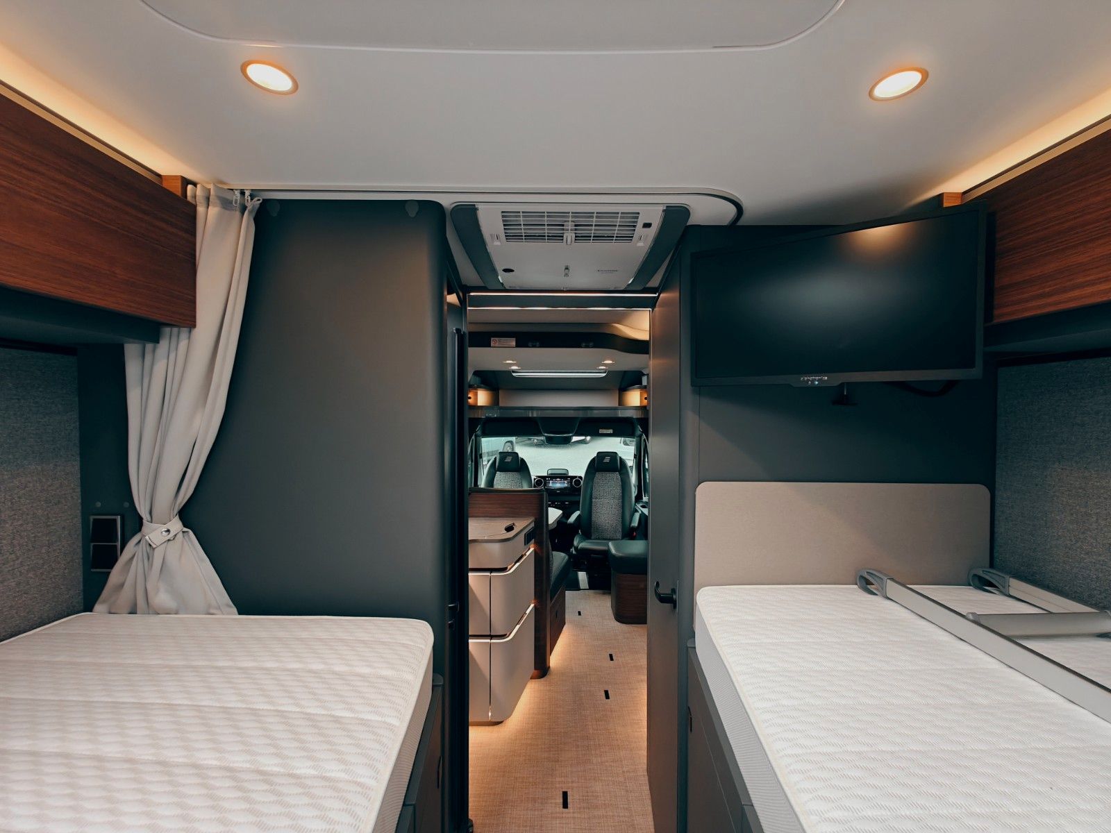 Fahrzeugabbildung HYMER / ERIBA / HYMERCAR B-KLASSE MC T 680 X - PTS SELENITGRAU MAGNO