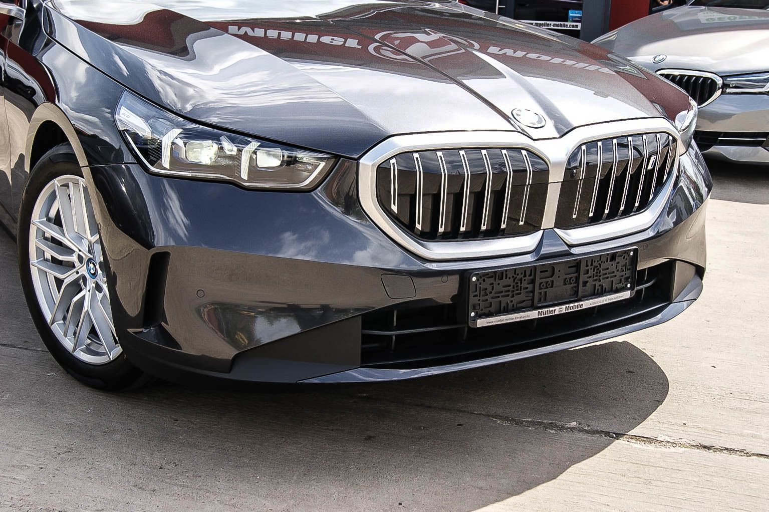 Fahrzeugabbildung BMW i5 Lim 40 eDrive HEAD-UP LEDER ESPRESSO KEYLESS
