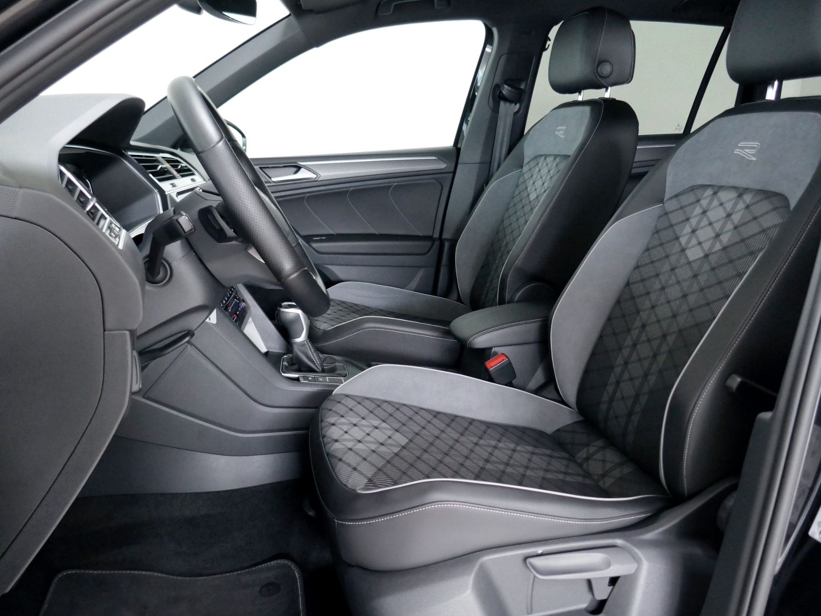 Fahrzeugabbildung Volkswagen Tiguan R-Line 1.5 TSI DSG | LED RFK ACC Navi