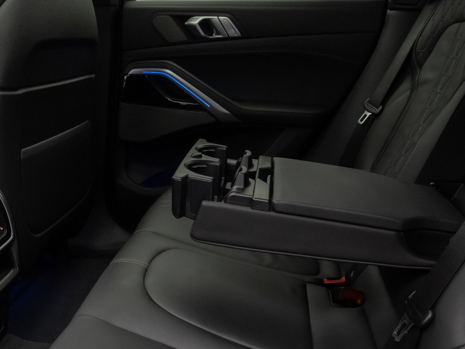 Fahrzeugabbildung BMW X6 xD40d M Sport Panorama 360°Laser HUD DAB H/K