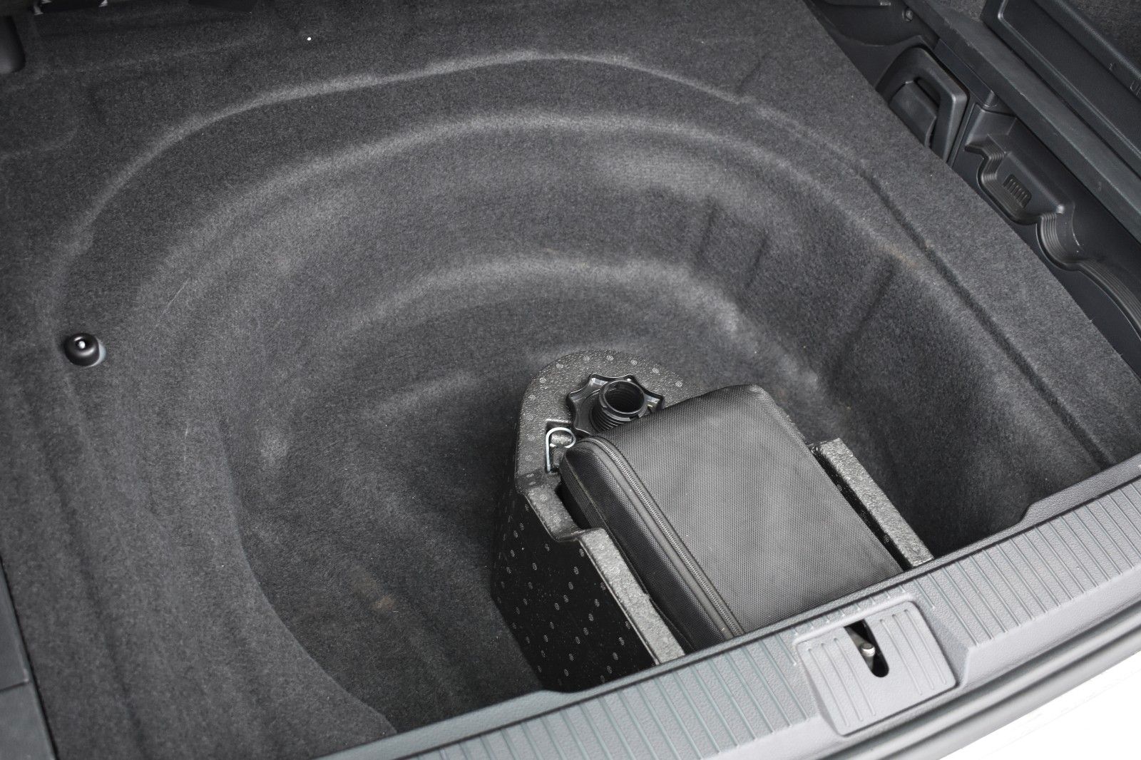 Fahrzeugabbildung Volkswagen Passat Variant Conceptline DSG AHK LED