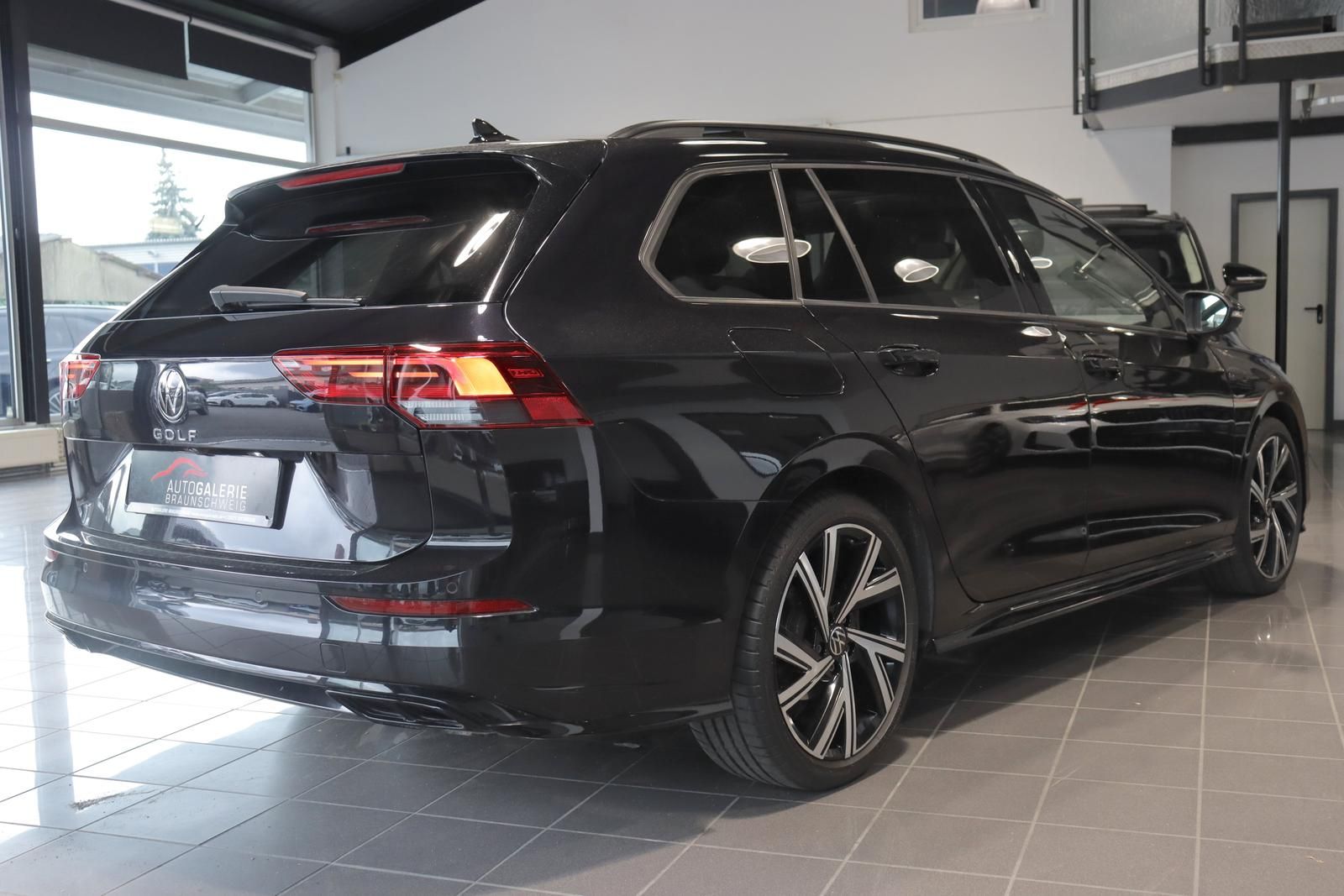 Volkswagen Golf Var. 2.0 TDI DSG R-LINE PANO AHK CAM ACC foto 5