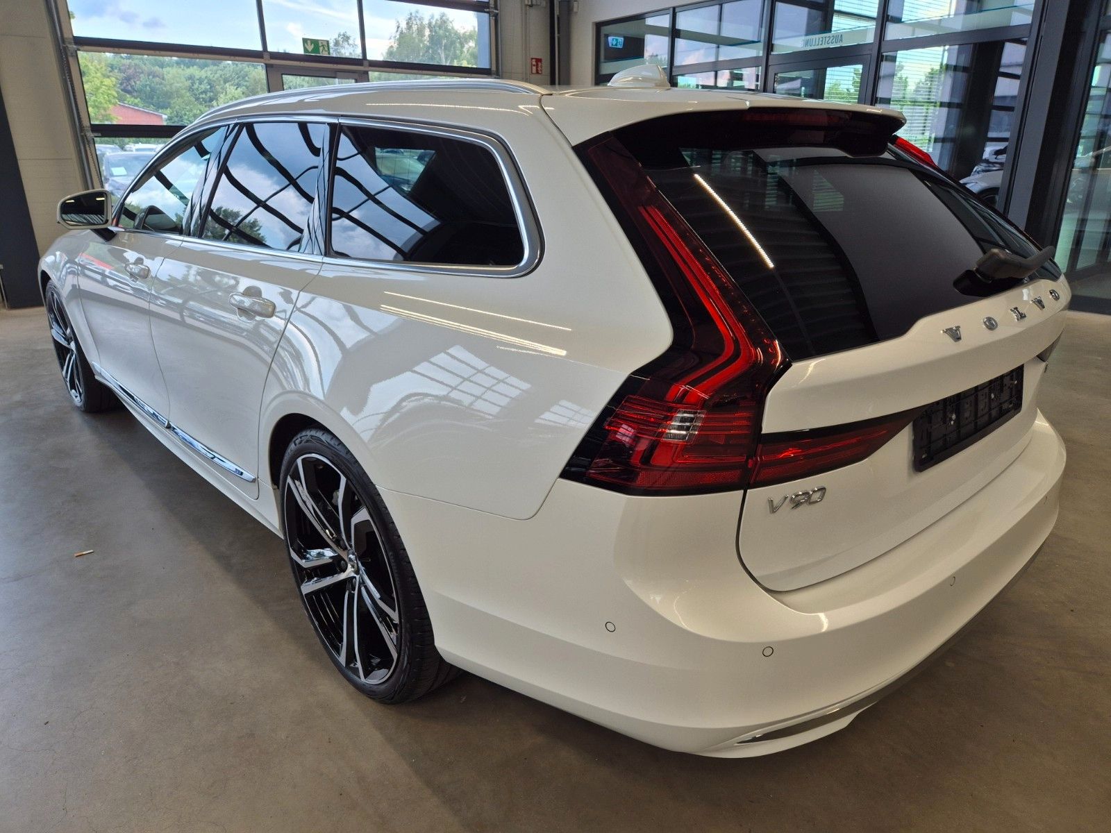 Volvo V90 2.0 d ULTIMATE BRIGHT LEDER PANO STANDHZ AHK foto 6