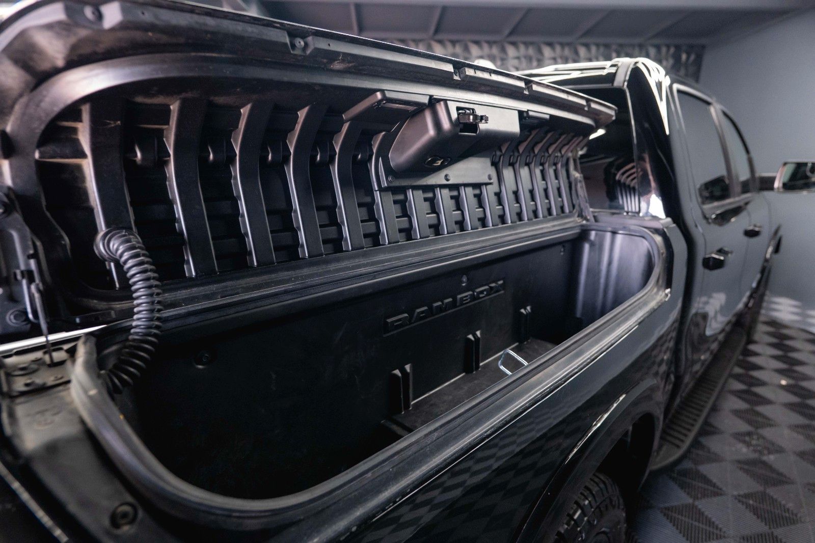 Fahrzeugabbildung Dodge RAM 5.7 V8 HEMI 4x4 Night LARAMIE RAMBOX 19%