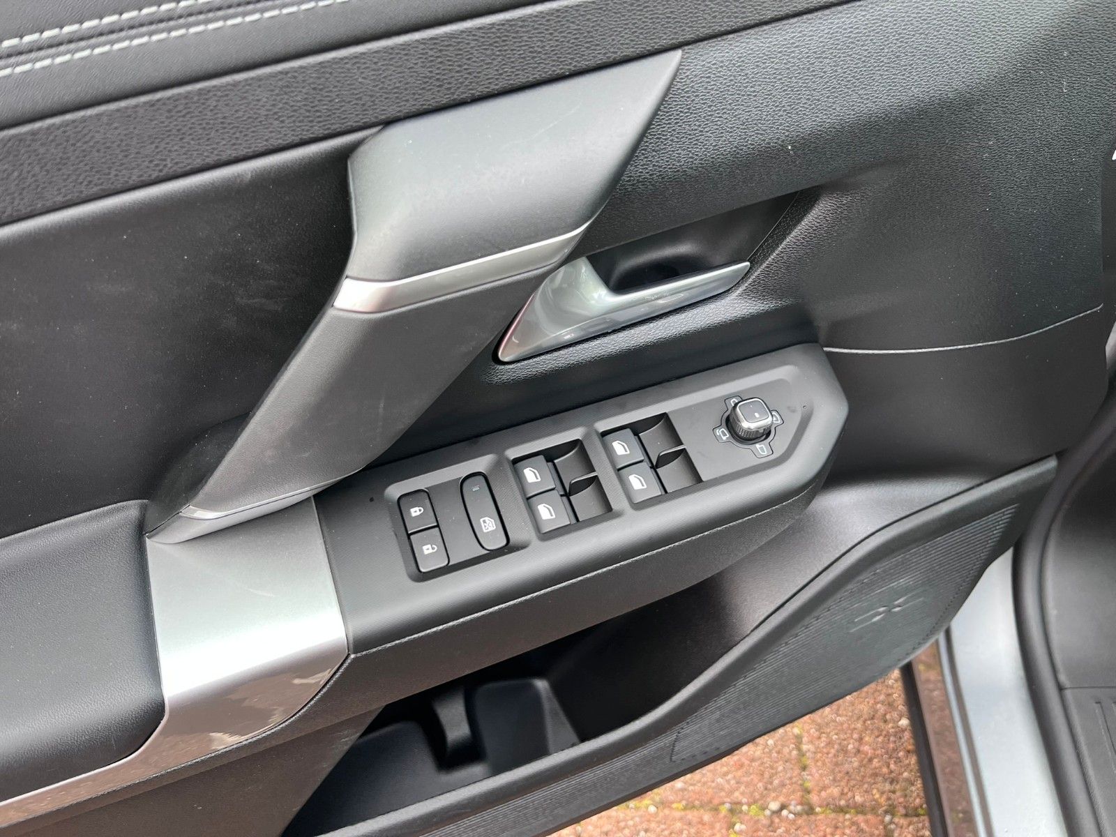 Fahrzeugabbildung Jeep Compass E-Hybrid 1.2 eDCT 100 kW First Edition