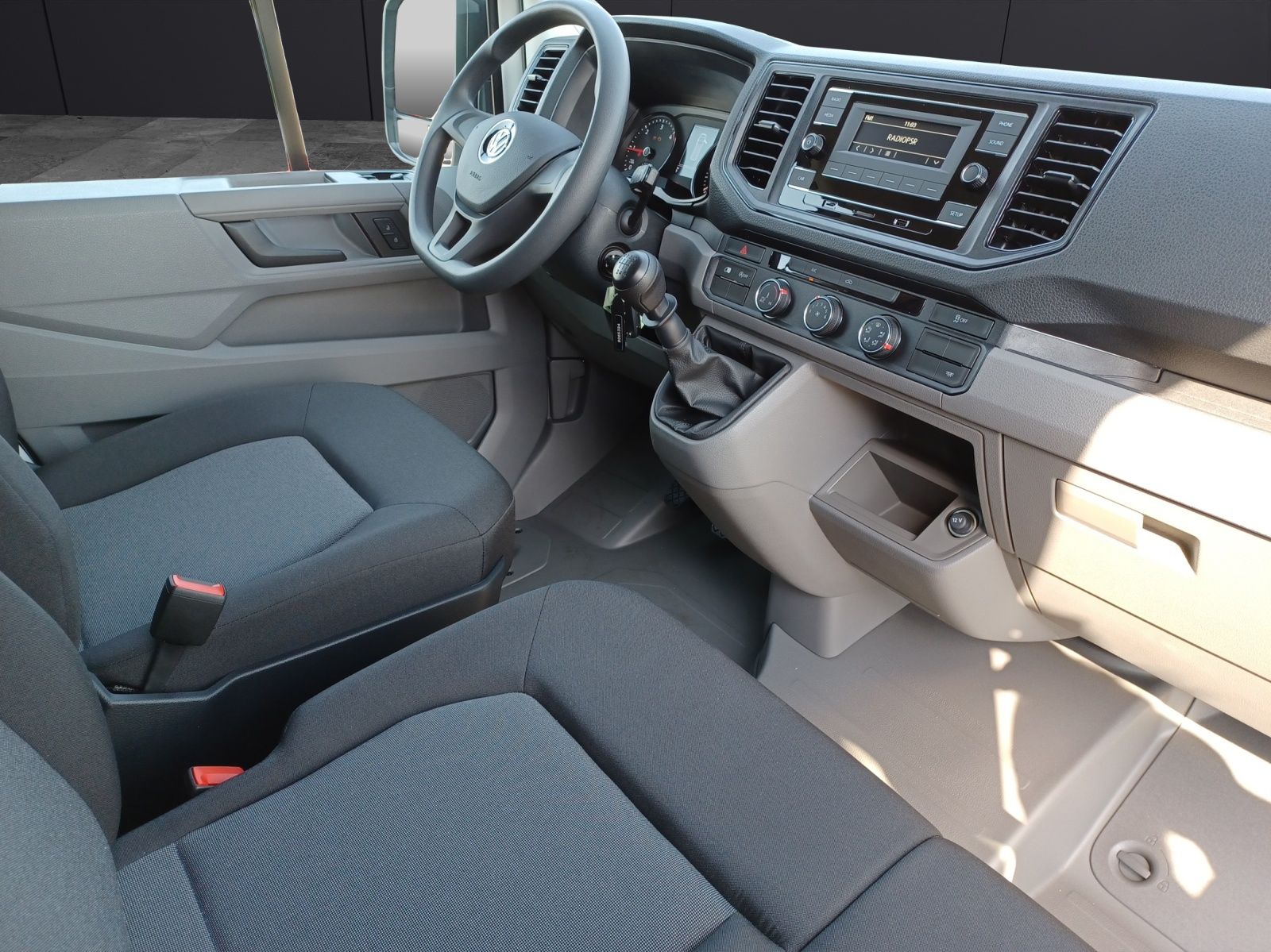 Fahrzeugabbildung Volkswagen Crafter Kasten 35 TDI MR KLIMA AHK RADIO HOLZFUS
