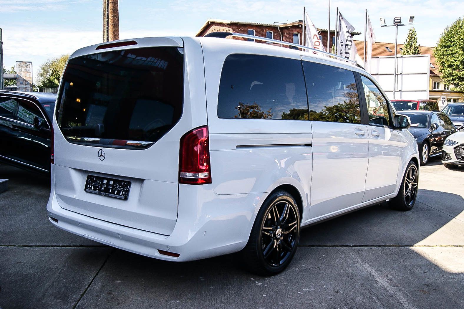 Fahrzeugabbildung Mercedes-Benz V 250 d EDITION AMG MBUX 7-SITZE IQ-LED KAMERA