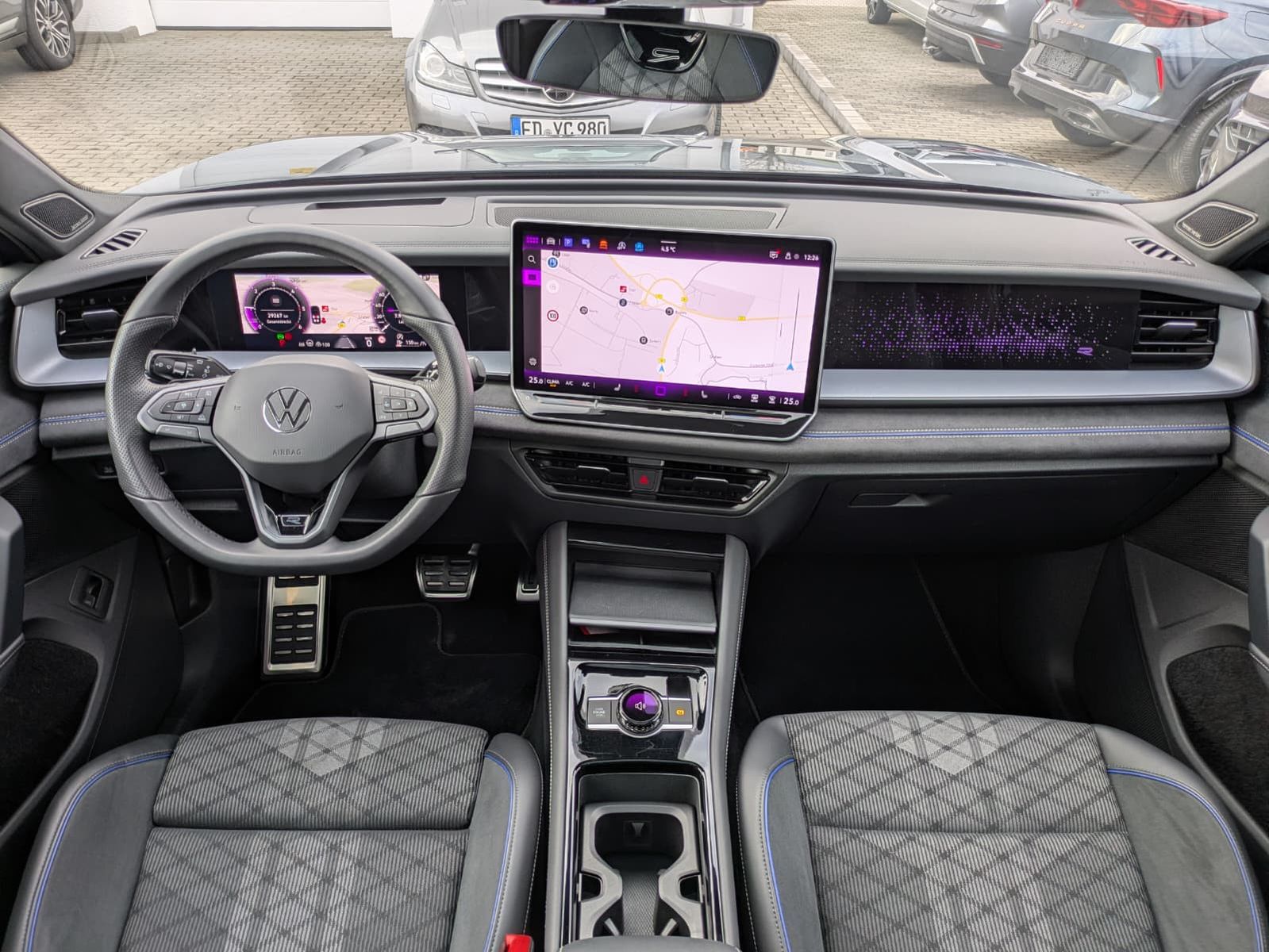 Fahrzeugabbildung Volkswagen Tayron 2.0 TDI 4M R-Line BLACK*7Si*MATRIX*PANO