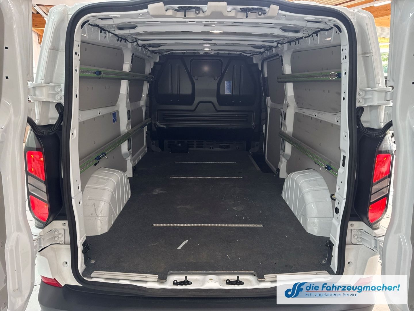 Fahrzeugabbildung Ford Transit Custom Kasten 320 L2 Trend FWD Navi LED