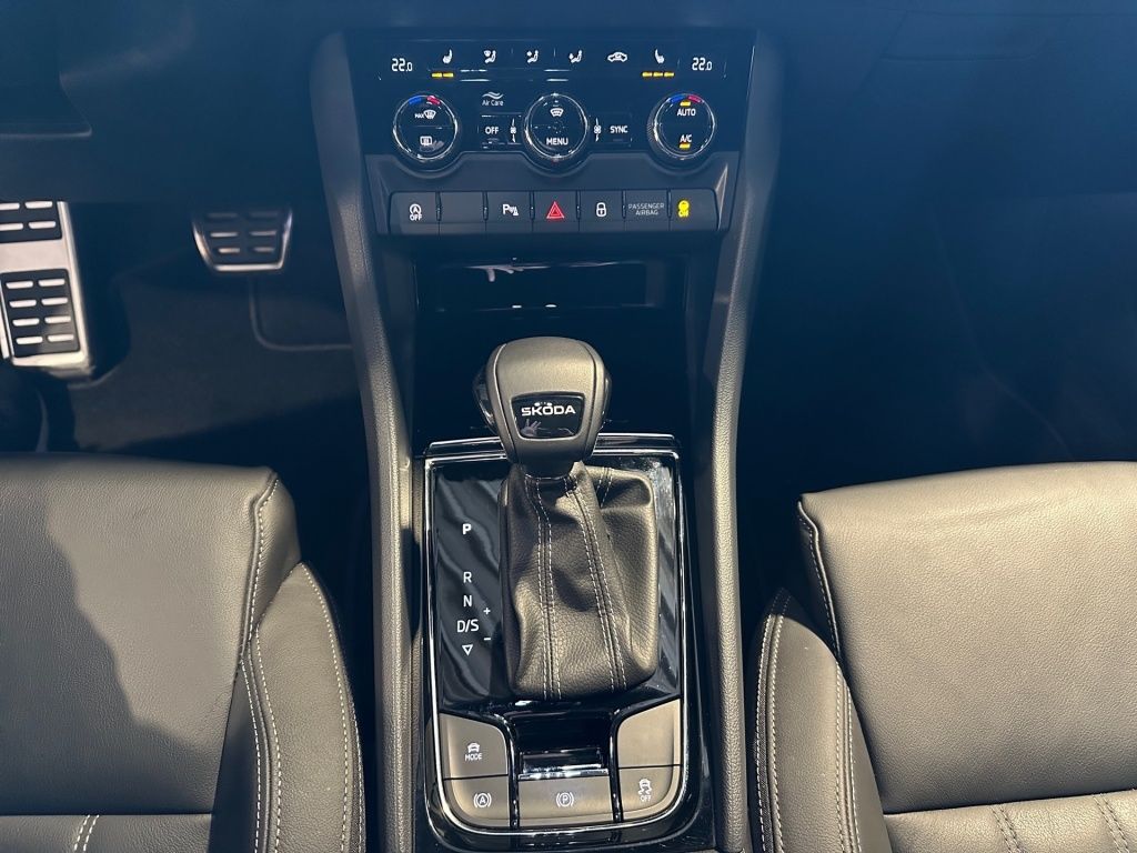 Fahrzeugabbildung SKODA Karoq 2.0 TDI Sportline AHK Memory LED Sport DAB