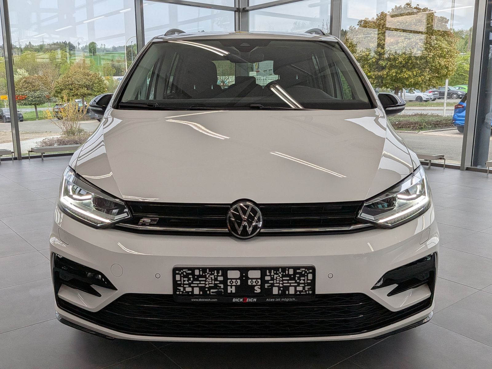 Fahrzeugabbildung Volkswagen Touran 2.0 DSG R-Line High Pano 7-Si IQ AHK VOLL