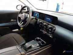 Fahrzeugabbildung Mercedes-Benz A 200 Navi SiHz PDC Tempo DAB Virtual MBUX