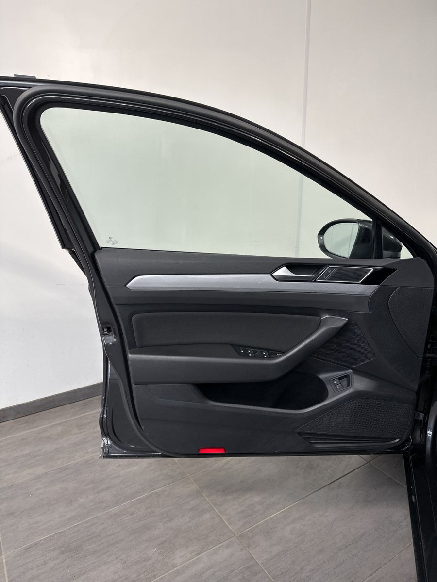 Fahrzeugabbildung Volkswagen Passat Variant GTE NAV+LED+PANO+AHK+STANDHEIZUNG