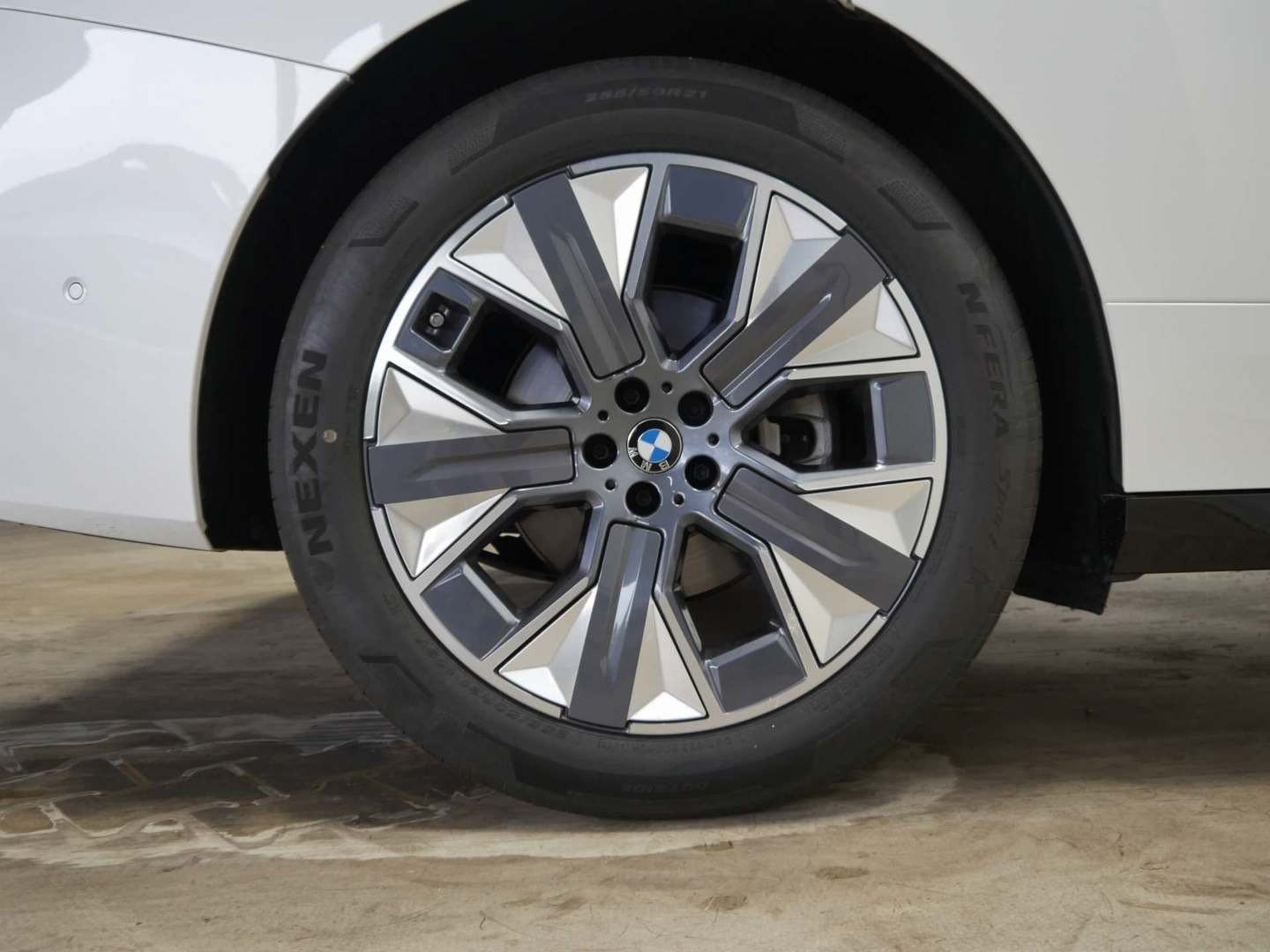Fahrzeugabbildung BMW iX xDrive45 HK Surroung, Lenkradhzg, 21" Aerodyn