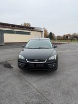 Ford Focus Turnier 1.6 Benziner AHK - Ford Focus aus 2005: Kombi