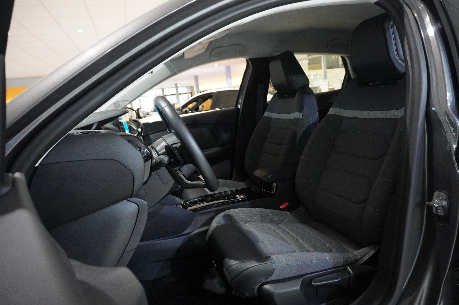 Fahrzeugabbildung Citroën C4 Lim. 1.2T PLUS NAVI/LED/KAMERA/SPORT /VIR/DAB