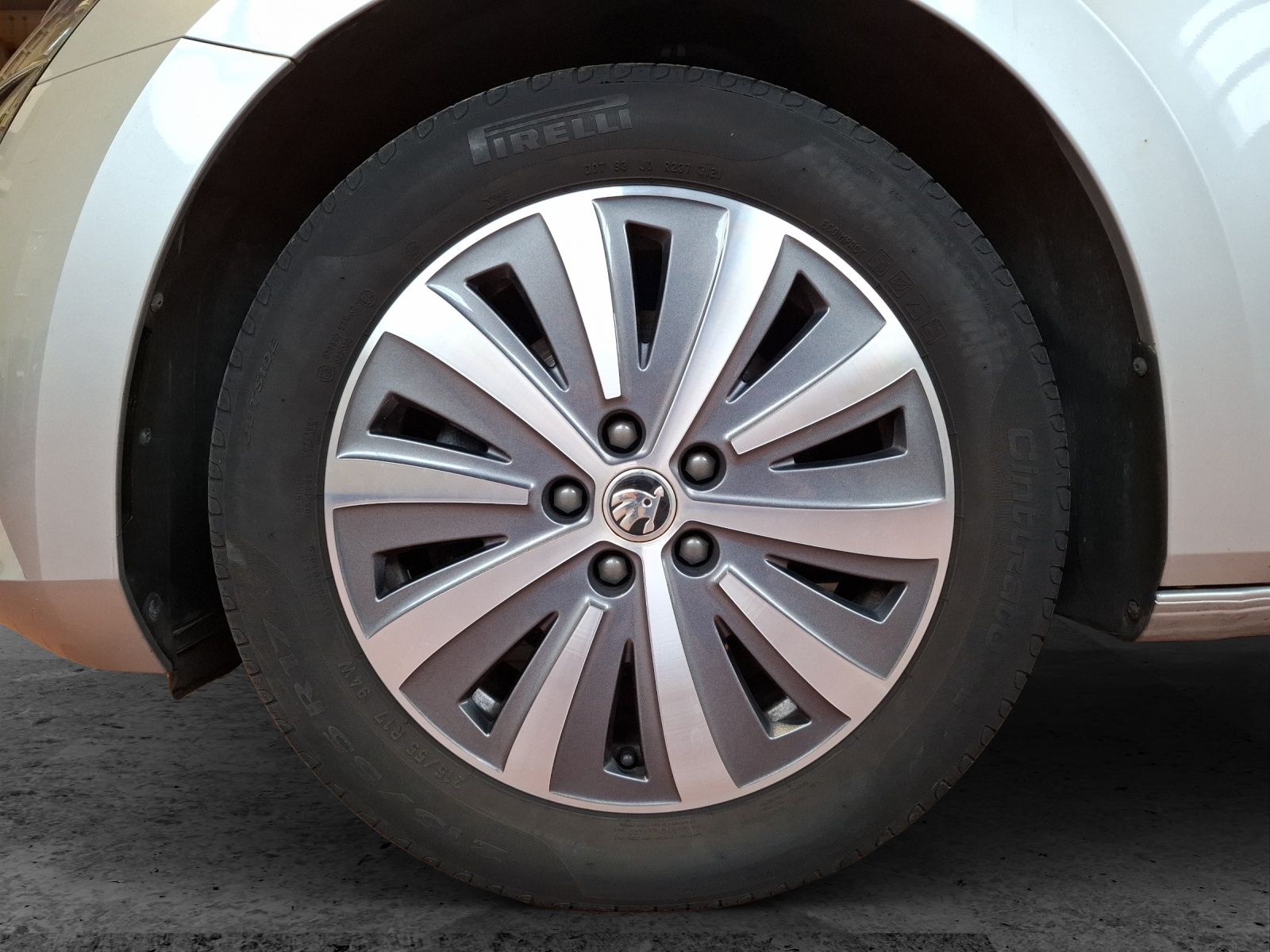 Fahrzeugabbildung SKODA Superb Combi TSI Style DSG Matrix AHK Navi AID b