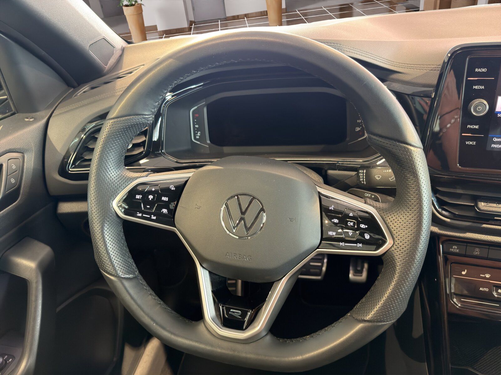 Fahrzeugabbildung Volkswagen T-Roc Cabriolet 1.5 TSI DSG R-Line ACC APP