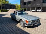 Mercedes-Benz SL 560 - Mercedes-Benz SL 560 mit Benzin-Antrieb