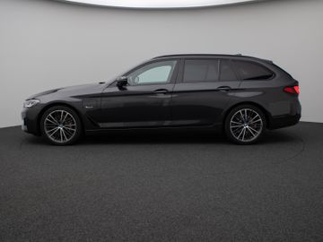 Fahrzeugabbildung BMW 530e Panorama Kamera Laser HUD DAB H/K ACC AHK