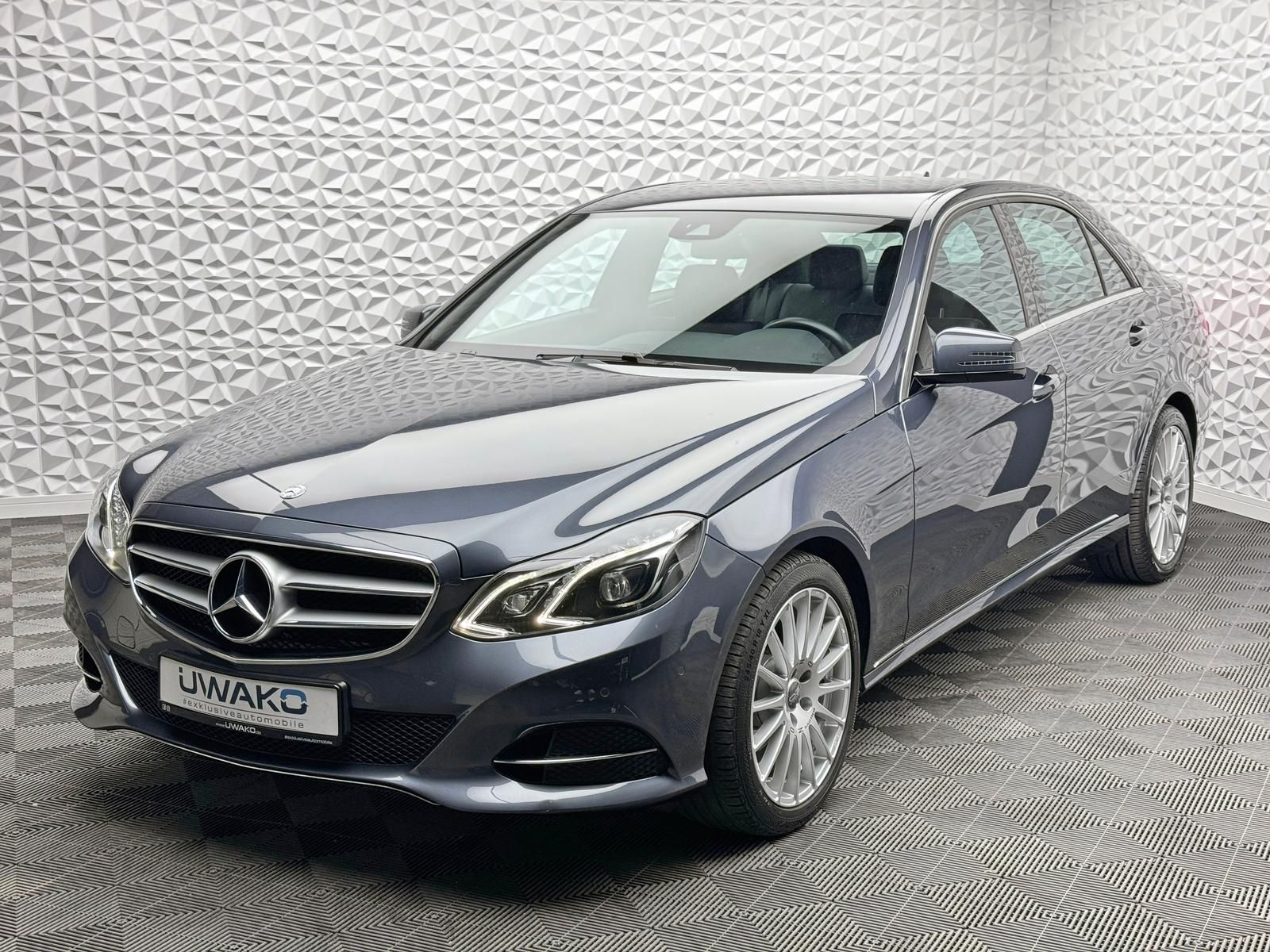 Fahrzeugabbildung Mercedes-Benz E 220d AVANTGARDE/AHK/ILS+/OZ-RACING/PDC/NAV/LED