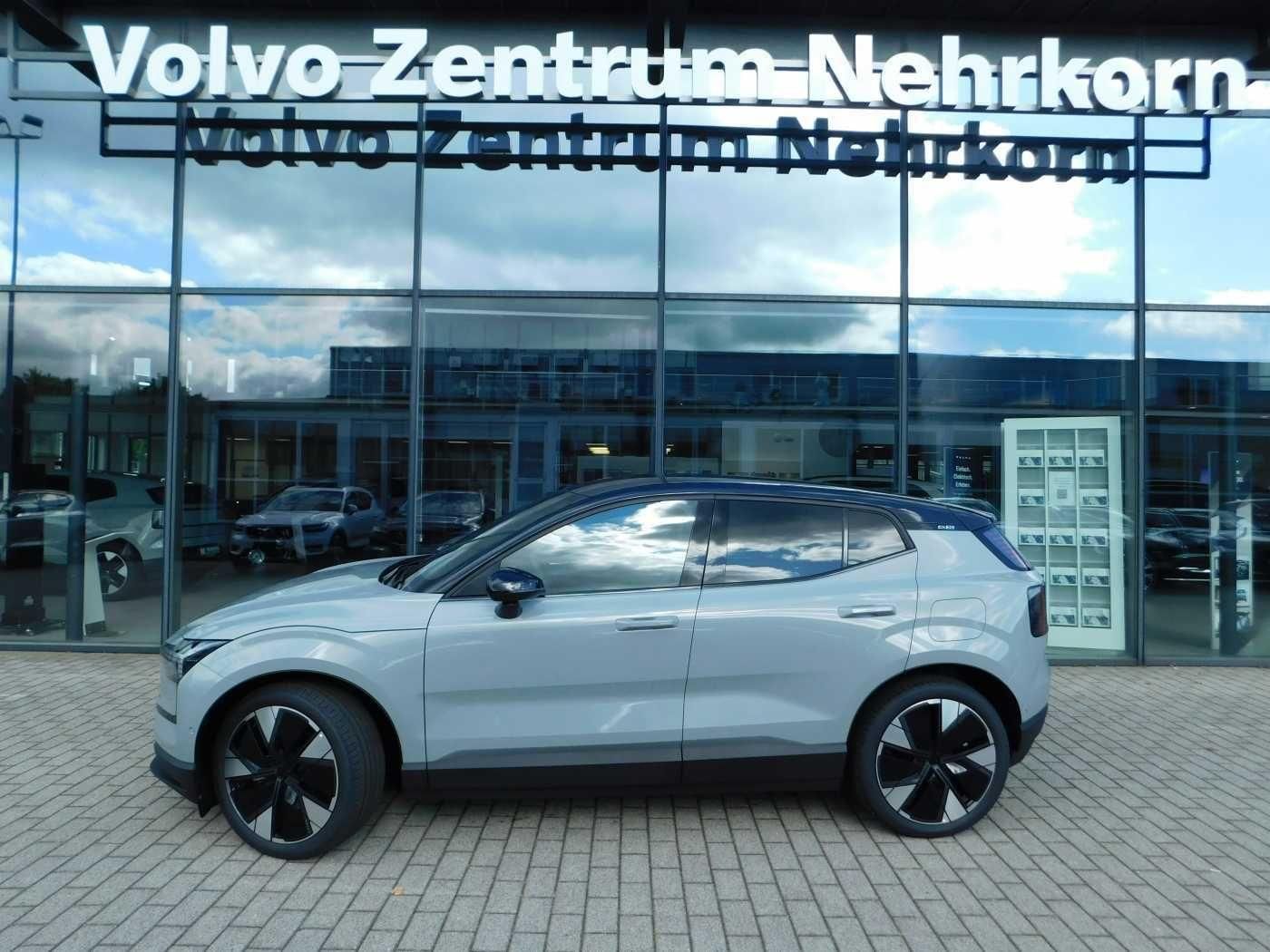 Fahrzeugabbildung Volvo EX30 Twin Motor Performance AWD Plus