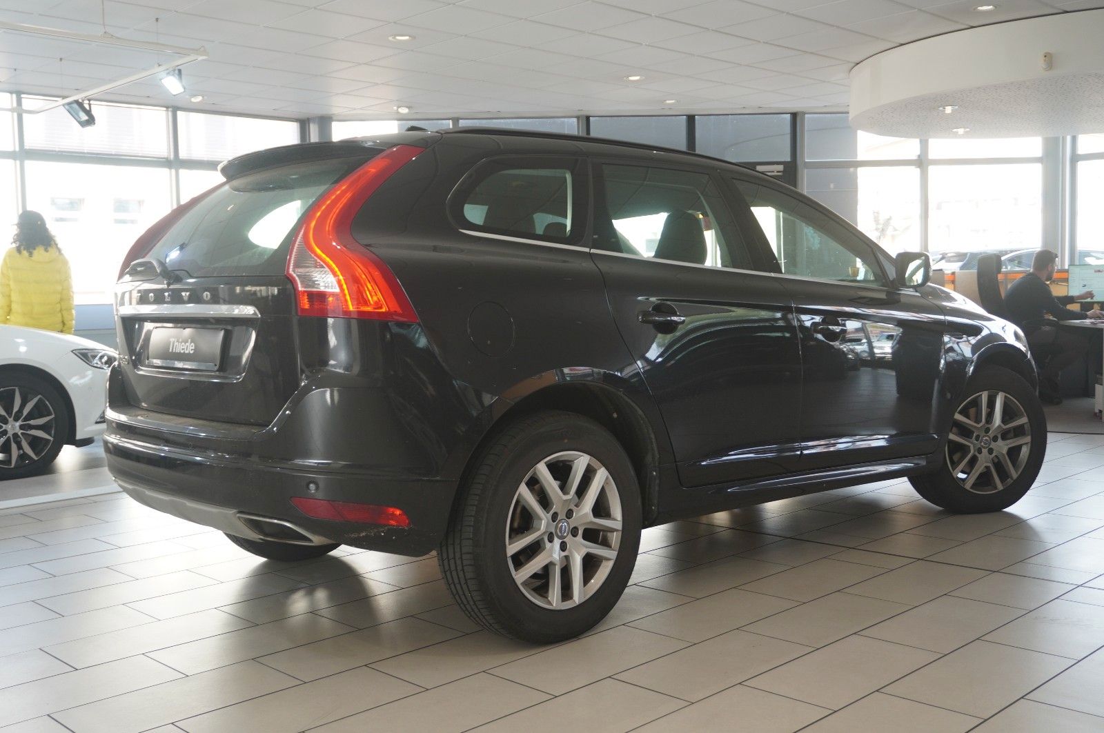 Fahrzeugabbildung Volvo XC 60 MOMENTUM 2WD NAVI/BI-XENON/SHZ/KAMERA/TEMP