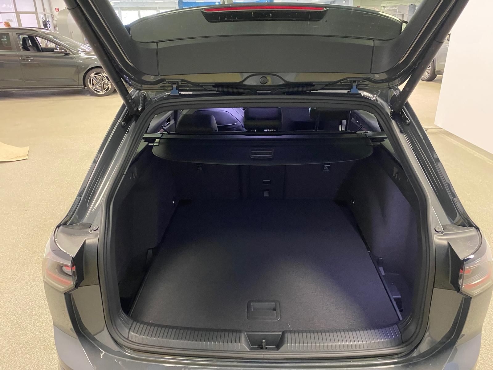 Fahrzeugabbildung Volkswagen Variant 2.0 TSI 4Mot R-Line BlackStyle+AHK+MATRI