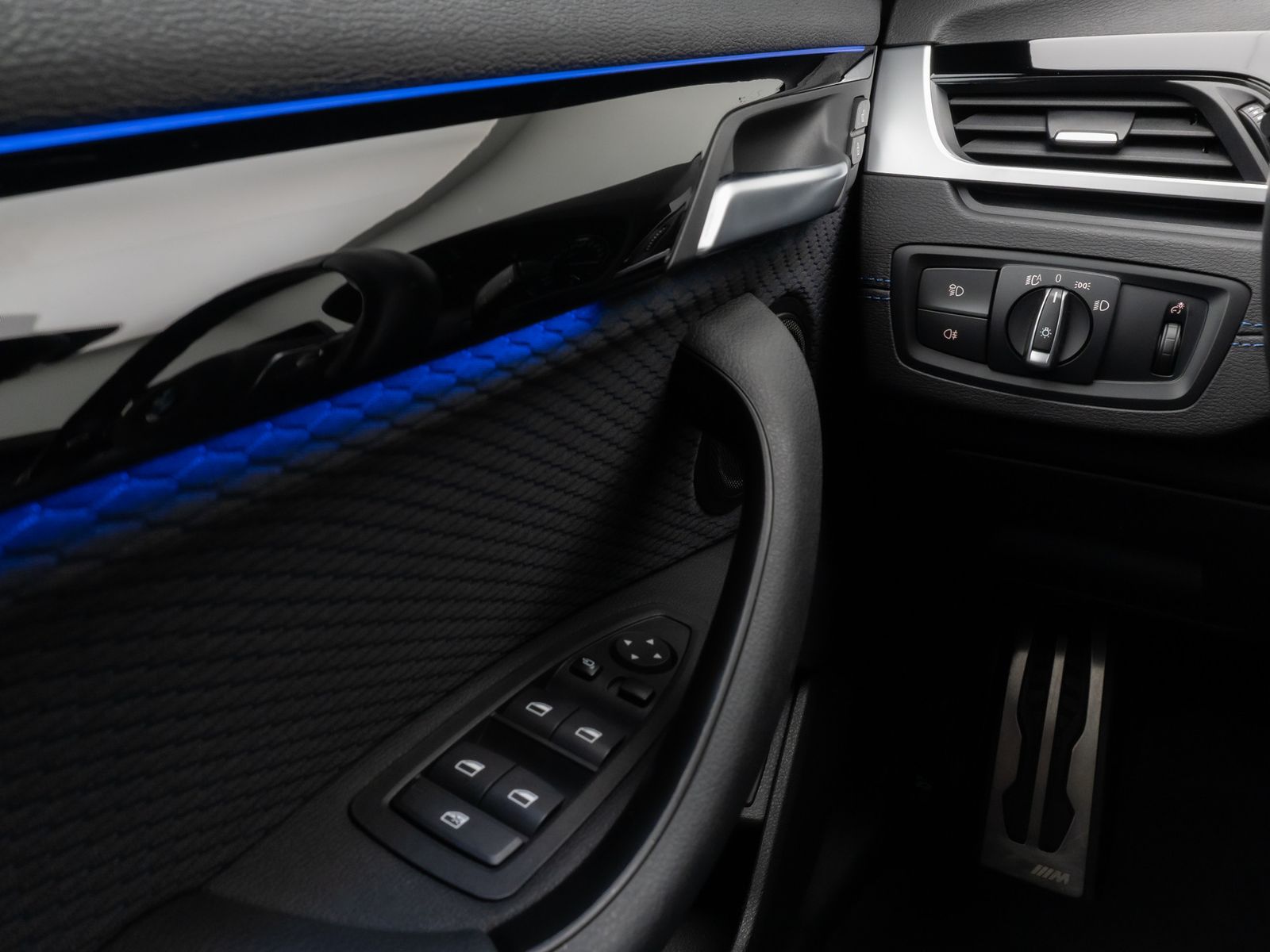 Fahrzeugabbildung BMW X2 sD20i M Sport HUD DAB HiFi Parkassist Komort