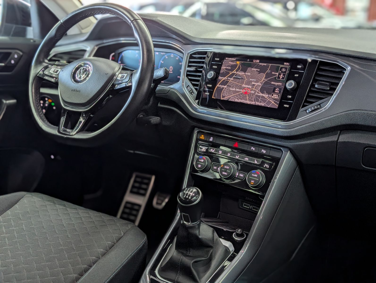 Fahrzeugabbildung Volkswagen T-Roc 1.6 TDI IQ.DRIVE ACC LED KAM SHZ AHK VIRT