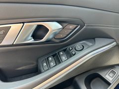 Fahrzeugabbildung BMW 320d SportLine Autom. LED AHK Navi HUD Pano 17"