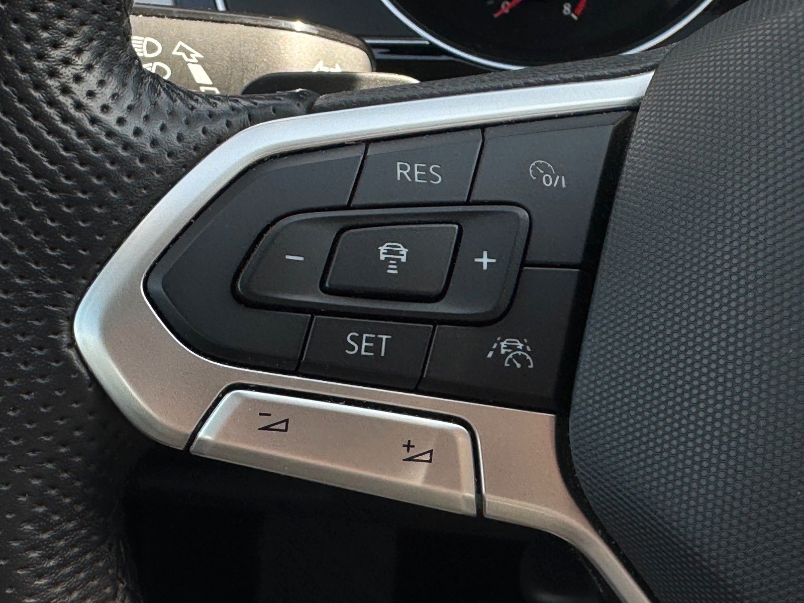 Fahrzeugabbildung Volkswagen Passat GTE Massage Kamera LED ACC SHZ