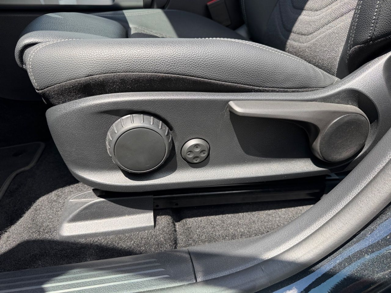 Fahrzeugabbildung Mercedes-Benz EQB 300 4M BONUS+AHK+FAHRASS+LHZ+CARPLAY+ALLRAD+