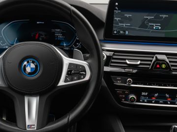 Fahrzeugabbildung BMW 530e M Sport Kamera Laser HUD DAB HiFi Komfort