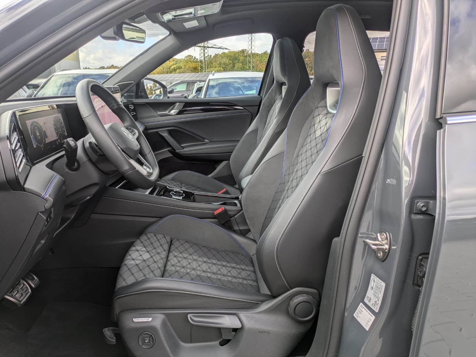 Fahrzeugabbildung Volkswagen Tiguan 2.0 TDI 4M R-Line PANO*H&K*AHK*MATRIX*20"