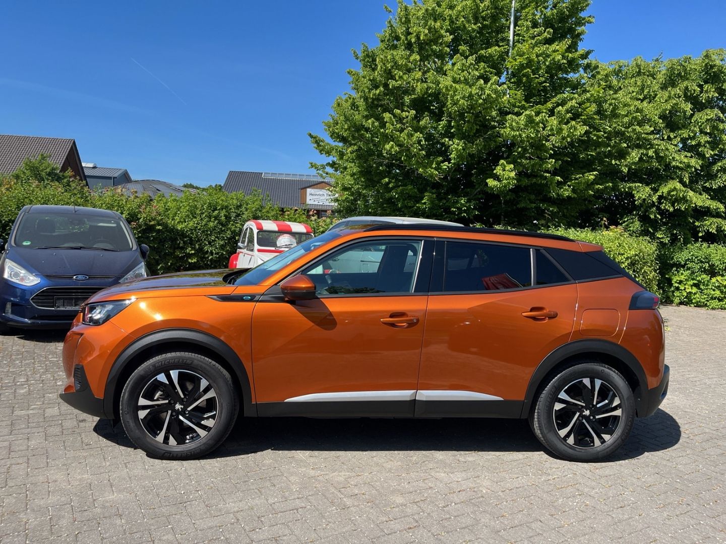 Fahrzeugabbildung Peugeot 2008 Allure Elektro 136 Navi CarPlay Temp.