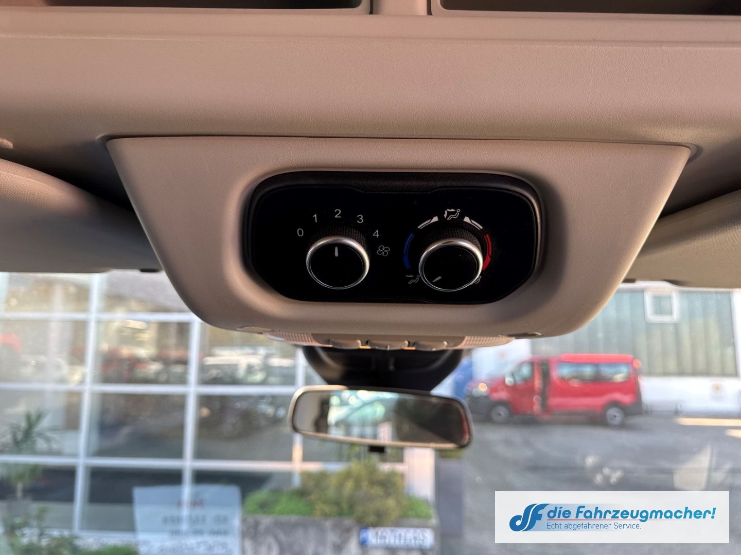 Fahrzeugabbildung Ford Transit Kombi 350 L3 Trend Behindertengerecht*74