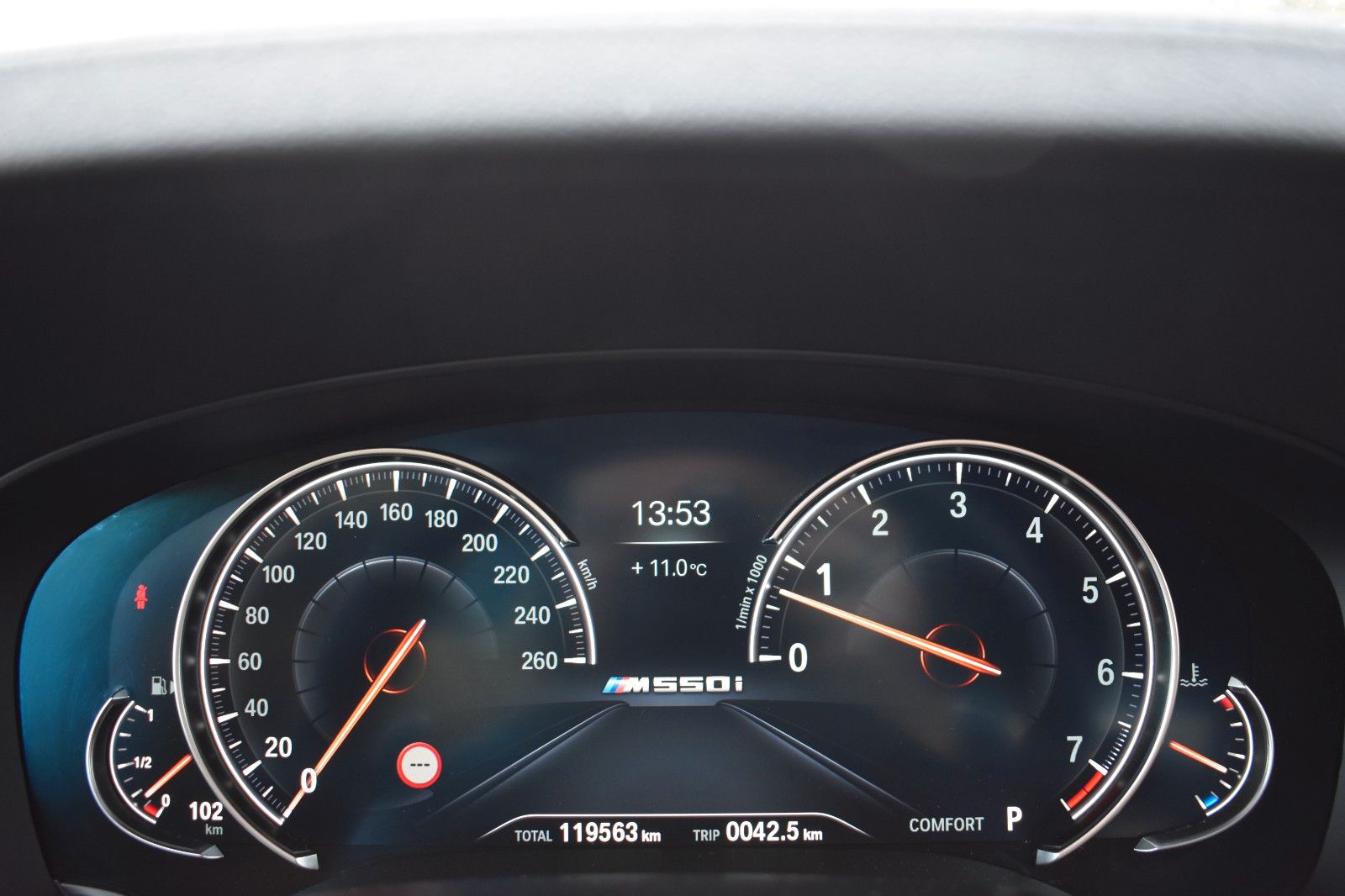 Fahrzeugabbildung BMW M550i Limo xDrive Night Vision HUD 360°  1 Hand