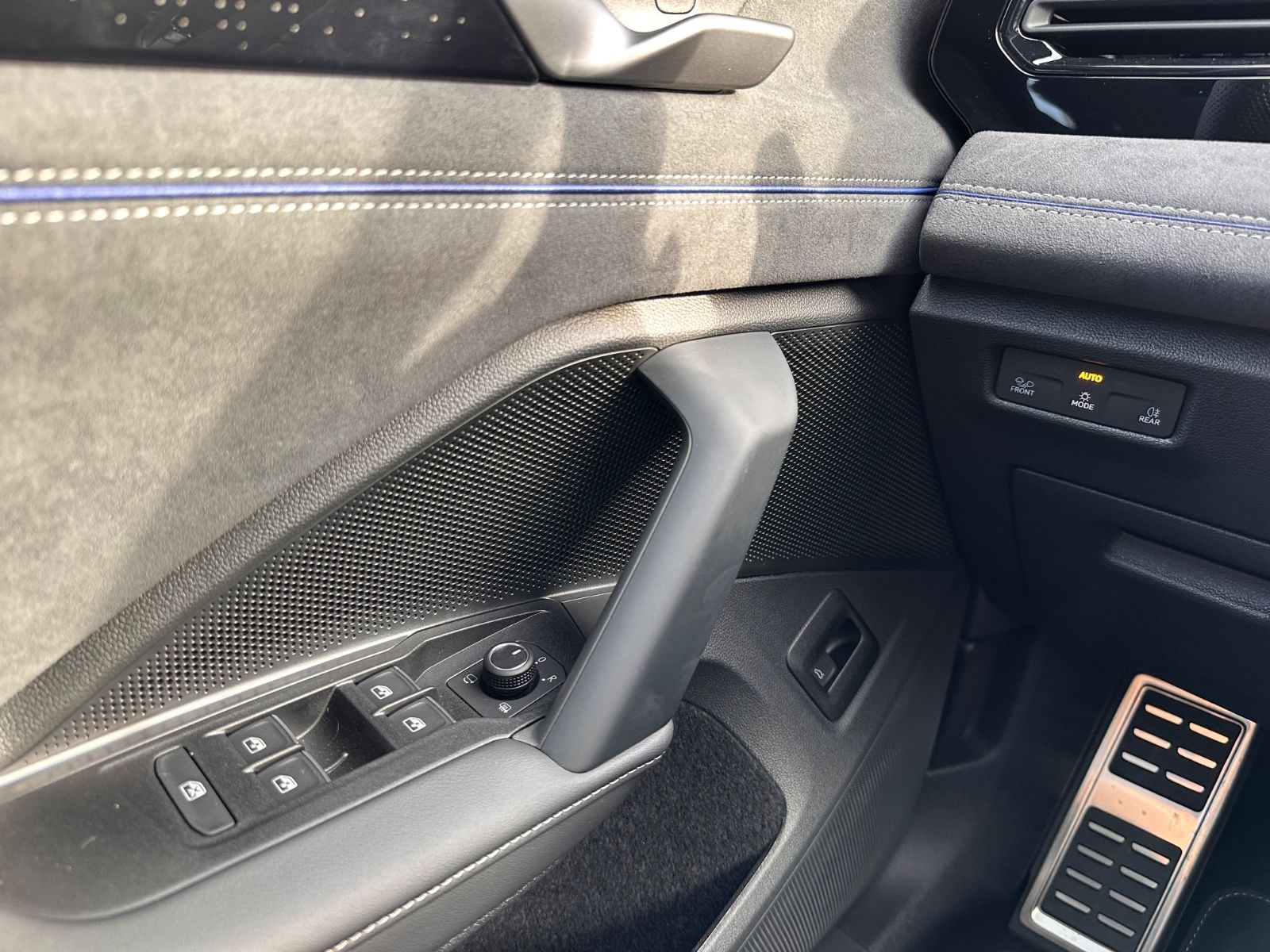 Fahrzeugabbildung Volkswagen Tiguan R-Line 2.0 TDI DSG Black/Pano/Matrix/AHK
