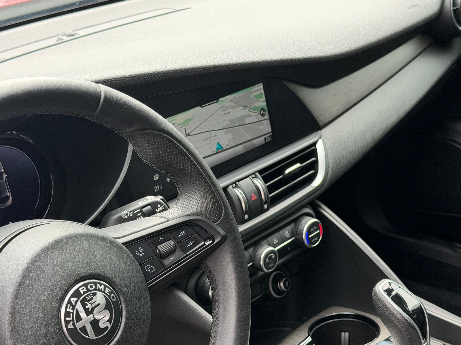 Fahrzeugabbildung Alfa Romeo Giulia Ti Q4/MEMORY/ACC/NAVI/KAMERA/SHZ