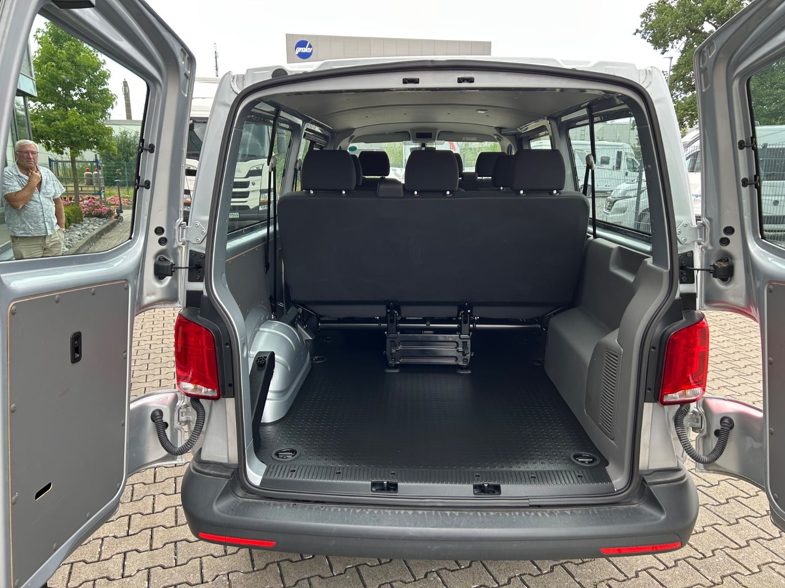 Fahrzeugabbildung Volkswagen T6.1 Kombi LR Klima Komfort Paket 9 Sitzer