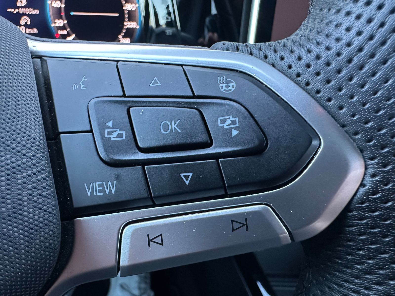 Fahrzeugabbildung Volkswagen Golf 1.5 eTSI R-Line LED+KAM+SHZ+KEYLESS+17ZOLL