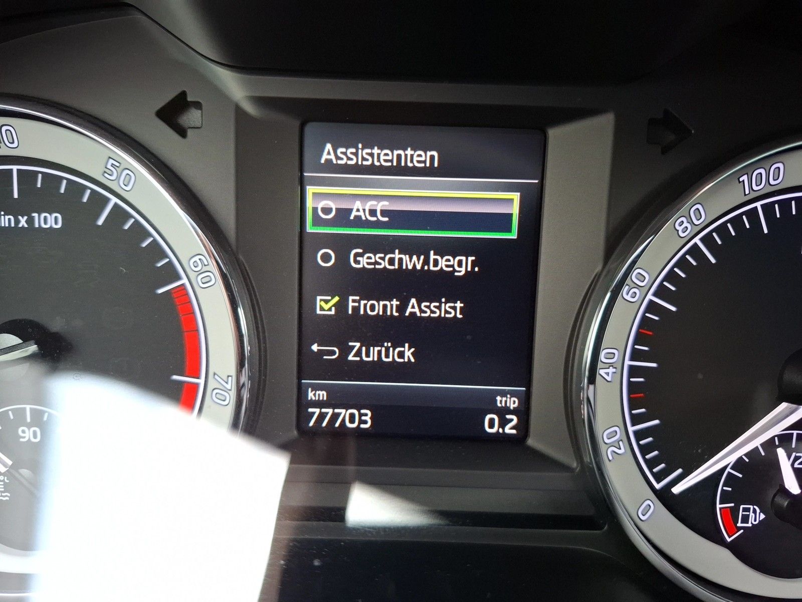Fahrzeugabbildung SKODA Octavia Combi TSI L&K DSG LED Navi ACC PDC SHZ 1