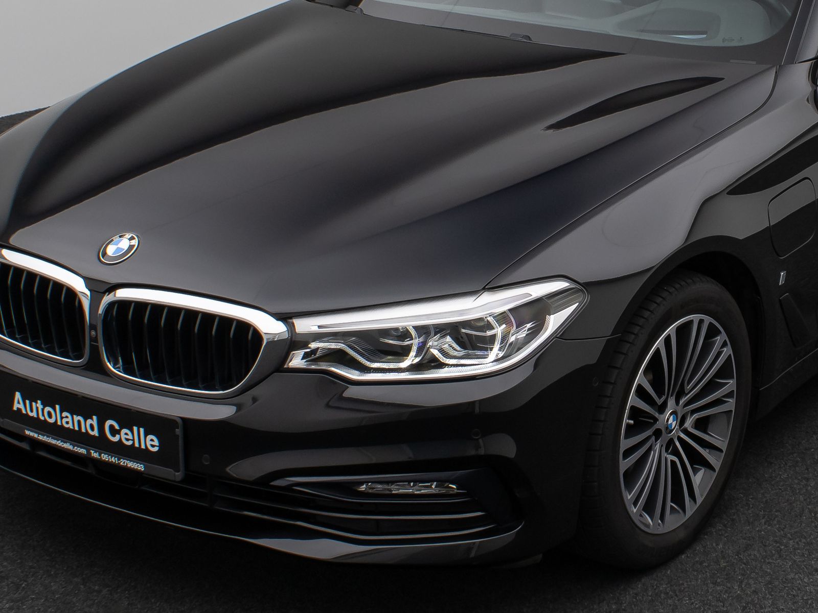 Fahrzeugabbildung BMW 530e iP Sport Line 360°HUD HiFi SoftCl Komfort