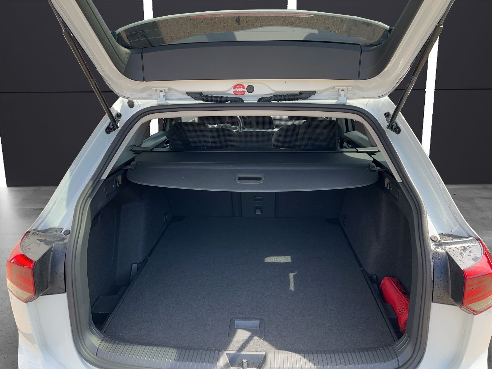 Fahrzeugabbildung Volkswagen Golf VIII Variant eTSI Active DSG DSG NAVI LED A
